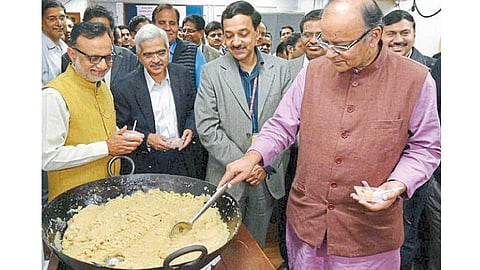 एक फेब्रुवारीला सादर होणारा अर्थसंकल्प अंतरिम असेल की पूर्ण, याची चर्चा सध्या सर्वत्र रंगत आहे. केंद्रीय अर्थमंत्री अरुण जेटली यांनी वैद्यकीय उपचारांसाठी परदेशी जाण्यापूर्वी यासंदर्भात नक्की काय शिजवलेय, याची उत्सुकता सर्वांना आहे.