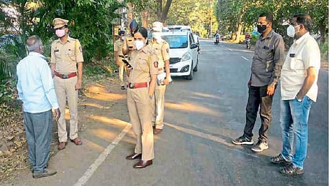 one retired teacher fraud from one person in gargoti kolhapur fraud in gold robbery