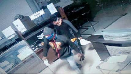 दाराचे लॉक झाले खराब अन्‌ चार लाख लंपास 