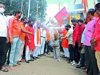 मराठा आरक्षणाचा प्रश्‍न; धुळ्यात याचिकाकर्त्याच्या पुतळ्याचे दहन 