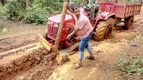 भामरागड : साहित्य पोहोचवण्यासाठी जाणारा ट्रॅक्‍टर रस्त्यात फसला.