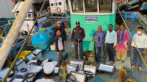 Action on 4 boats using LED in Ratnagiri