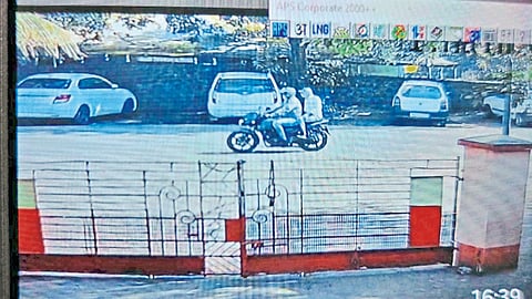 Theft of Rs 50,000 in cash along with gold jewelery