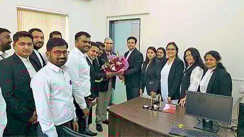 औंध - रेरा प्रॅक्‍टिशनर्स असोसिएशनच्या पदाधिकाऱ्यांनी महारेराचे अध्यक्ष गौतम चटर्जी यांचे पुष्पगुच्छ देऊन स्वागत केले.