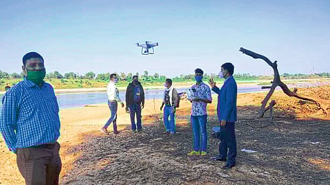 गोंदिया : वाळू घाटावर पाहणी करताना अपर जिल्हाधिकारी राजेश खवले. 