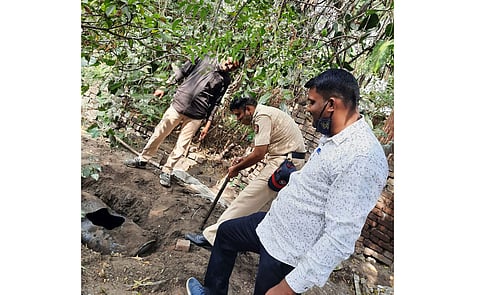 गर्द झाडीत जमिनीत खड्डा खणून बहाद्दरांनी सुरू केला अवैध व्यवसाय