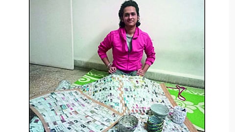 पुण्यातील तरुण बनवतोय जुन्या वर्तमानपत्रांच्या फेरवापरातून उपयुक्त वस्तू 
