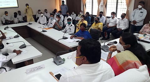पुरंदरला खासदार व आमदारांनी घेतला अतिवृष्टीचा आढावा