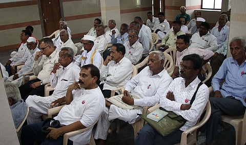 बैठकीला उपस्थित शेतकरी संघटनेचे पदाधिकारी