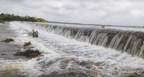 सिल्लोड ः शहरासह दहा ते बारा गावांना पाणीपुरवठा करणाऱ्या पालोद (ता. सिल्लोड) येथील खेळणा मध्यम सिंचन प्रकल्पात शंभर टक्के पाणीसाठा होऊन सांडव्यावरून पाणी वाहत आहे. 