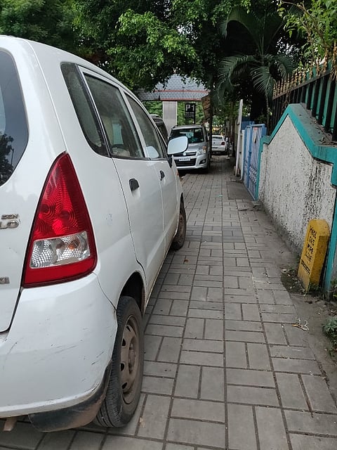 शिवतीर्थनगरला पदपथावर बेकायदा पार्किंग 
