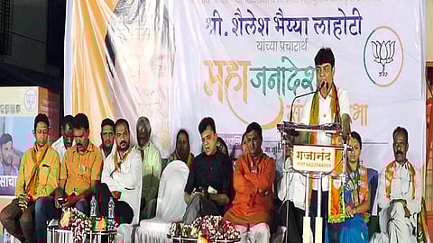  लातूर ः लातूर शहर मतदारसंघातील नारायणनगर भागात झालेल्या प्रचारसभेत बोलताना भाजप-शिवसेना महायुतीचे उमेदवार शैलेश लाहोटी. व्यासपीठावर माजी खासदार किरीट   सोमय्या, दीपक मठपती, संगीत रंदाळे आदी. 
