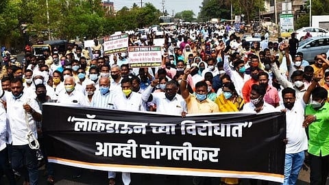 protest against sangli people lockdown and shops closed on collector office