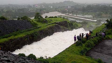 मोरबे धरणावर विसर्ग पाहण्यासाठी पर्यटकांची गर्दी