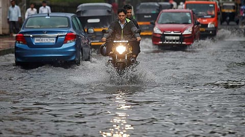 मुंबईकरांनो उद्याच्या पावसाबाबत आली महत्त्वाची माहिती, आधी वाचून घ्या   