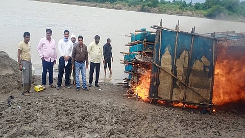 नांदेड - गोदावरी नदीकाठी अवैधरित्या वाळू उपसा करणाऱ्यांवर बुधवारी कारवाई करून ६२ तराफे जाळण्यात आले. 