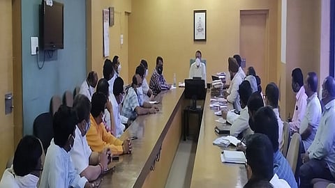 नांदेड - आयुक्त डॉ. सुनील लहाने यांनी बुधवारी महापालिकेत बैठक घेऊन उपाययोजना करण्याच्या सूचना दिल्या. 