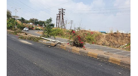 चाकण एमआयडीसी परिसरातील कोसळलेला खांब प्रवाशांसाठी जीवघेणा