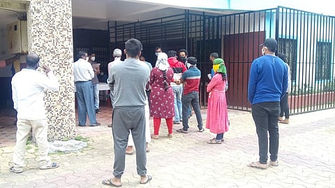 पिंपळे गुरवमधील कोरोना तपासणी केंद्रावर सोशल डिस्टन्सिंगचा फज्जा