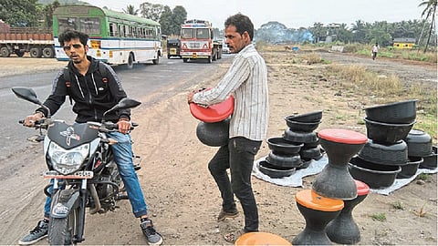 रोहा : कोलाड येथे प्लास्टिकच्या वस्तू खरेदी करताना ग्राहक.