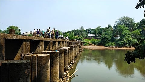 Two young women fell into the river in Kankavali accident