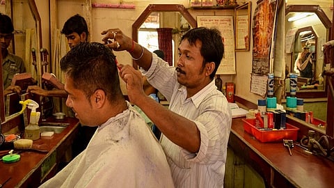 सलून आणि ब्युटी पार्लरचे दरवाजे आणि खिडक्या उघड्या ठेवा, AC सुरु असेल तरीही लागेल टाळं