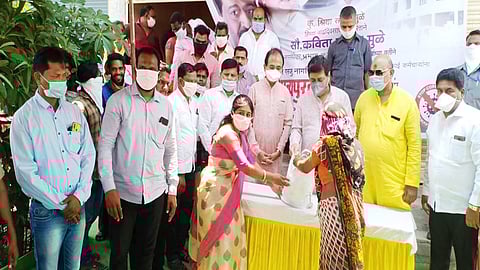 नांदेडला पालकमंत्री अशोक चव्हाण यांच्या हस्ते स्वच्छता कर्मचाऱ्यांचा सत्कार करण्यात आला.