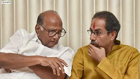 शरद पवार आणि उद्धव ठाकरेंमध्ये 'वर्षा'वर झाली मिटिंग. मुंबईत पुन्हा लागणार कडकडीत लॉकडाऊन ? 