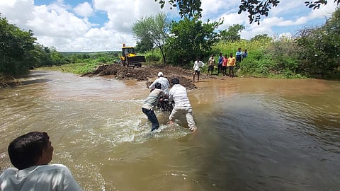 In Pathardi, Tandya lost contact with the villages