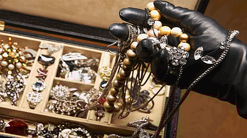 theft of two lakh items in kolhapur