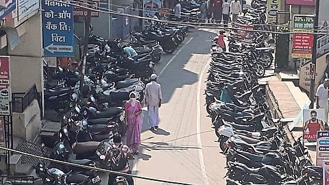How to coordinate narrow roads and vehicles in Tasgaon?