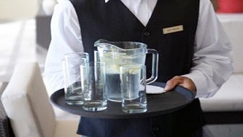 waiter_hand_water_1o1o_2016219_154157_19_02_2016.jpg