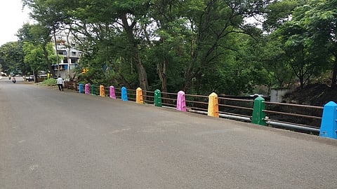 color of protective wall; road decoration