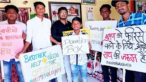 यवतमाळ : मदतीसाठी फिरणाऱ्या मित्रांसह भूषण.