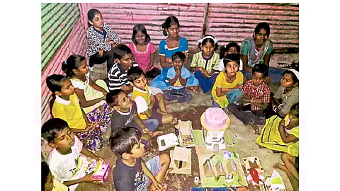 टवाळकी करणारी मुले शैक्षणिक प्रवाहात