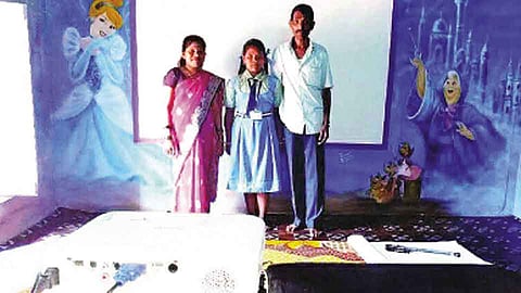 आरोंदा - येथील जिल्हा परिषद कन्या शाळेला प्रोजेक्‍टर प्रदान करताना आयोजित कार्यक्रमात गौरी बाळे, महादेव बाळे, मुख्याध्यापिका मंगल नाईक.