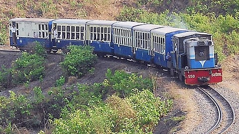 माथेरानच्या शटल सेवेला पर्यटकांचा प्रचंड प्रतिसाद; 36 दिवसात 14 लाखांची कमाई