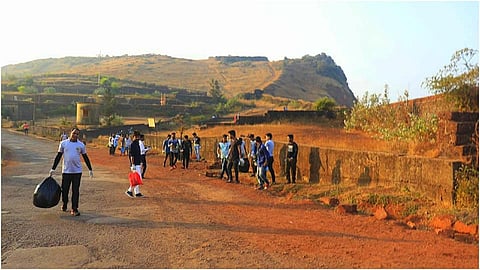Cleaning Of Ratnadurga By Jiddi Mountaineering Ratnagiri Marathi News 