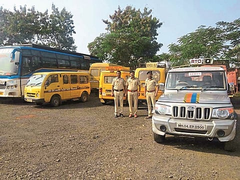 उस्मानाबाद : उपप्रादेशिक परिवहन कार्यालयाच्या पथकाने कारवाई केलेल्या स्कूल बस व अन्य वाहने. 