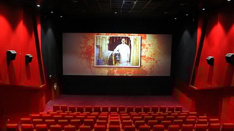 सहा महिन्यांपासून बंद असलेले चित्रपटगृहे सुरू करण्याची परवानगी द्या; व्यवसायिकांची सरकारकडे मागणी