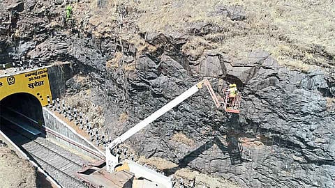 कोकण रेल्वे मार्गावरील धोकादायक दरडींची ड्रोनच्या साह्याने पाहणी