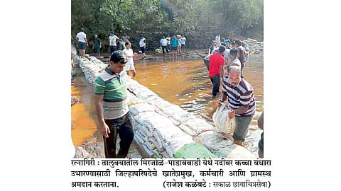 अधिकाऱ्यांनी लेखणीऐवजी हाती घेतले कुदळ, फावडी, घमेलं!