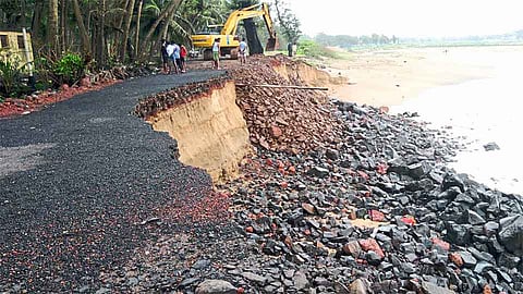 पंधरामाड येथे समुद्राचे अतिक्रमण 