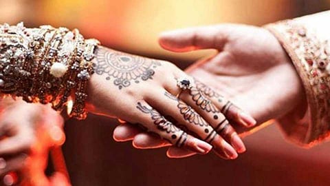 तुमच्या प्रेमविवाहाने आमची इज्जत गेली आहे, असे म्हणत त्यांनी....