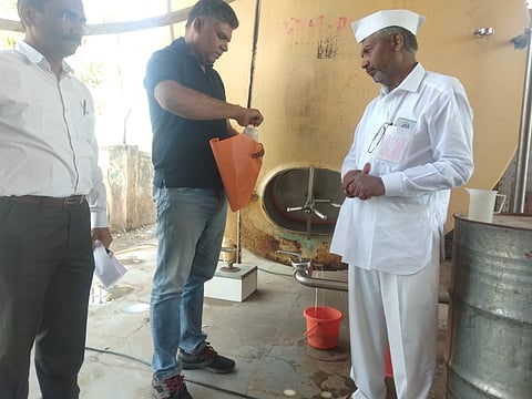 दूध संकलन केंद्रांवर छापे, आष्टीत भेसळयुक्त दूधाचा गोरखधंदा 