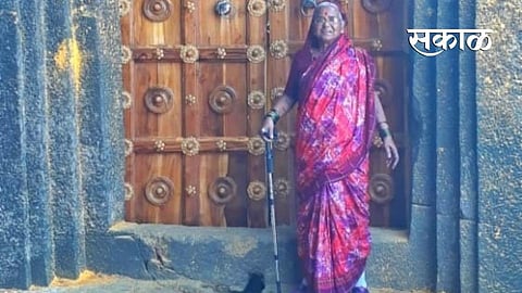 72-year-old grandMother kissabai chavan from Junnar Completed Trek of 2 forts in 2 days