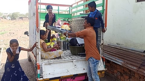 पिंपळगांव रेणूकाई : शेतात जाण्यासाठी वाहनात संसारोपयोगी साहित्य भरताना ग्रामस्थ. 
