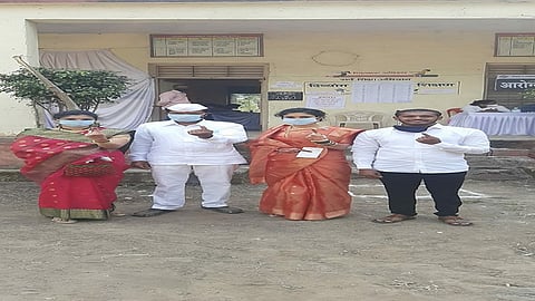 A girl from Koregaon has exercised her right to vote in the graduate constituency despite her own marriage 2.jpg