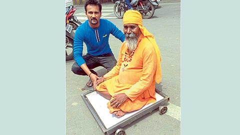 दिघी रस्ता, भोसरी - अपंगाला दिलेल्या गाडीसह अमित सावंत.