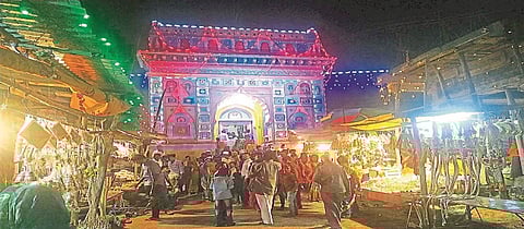 अणदूर (ता.तुळजापूर) : खंडोबा यात्रेनिमित्त मंदिरावर करण्यात आलेली आकर्षक विद्युत रोषणाई.